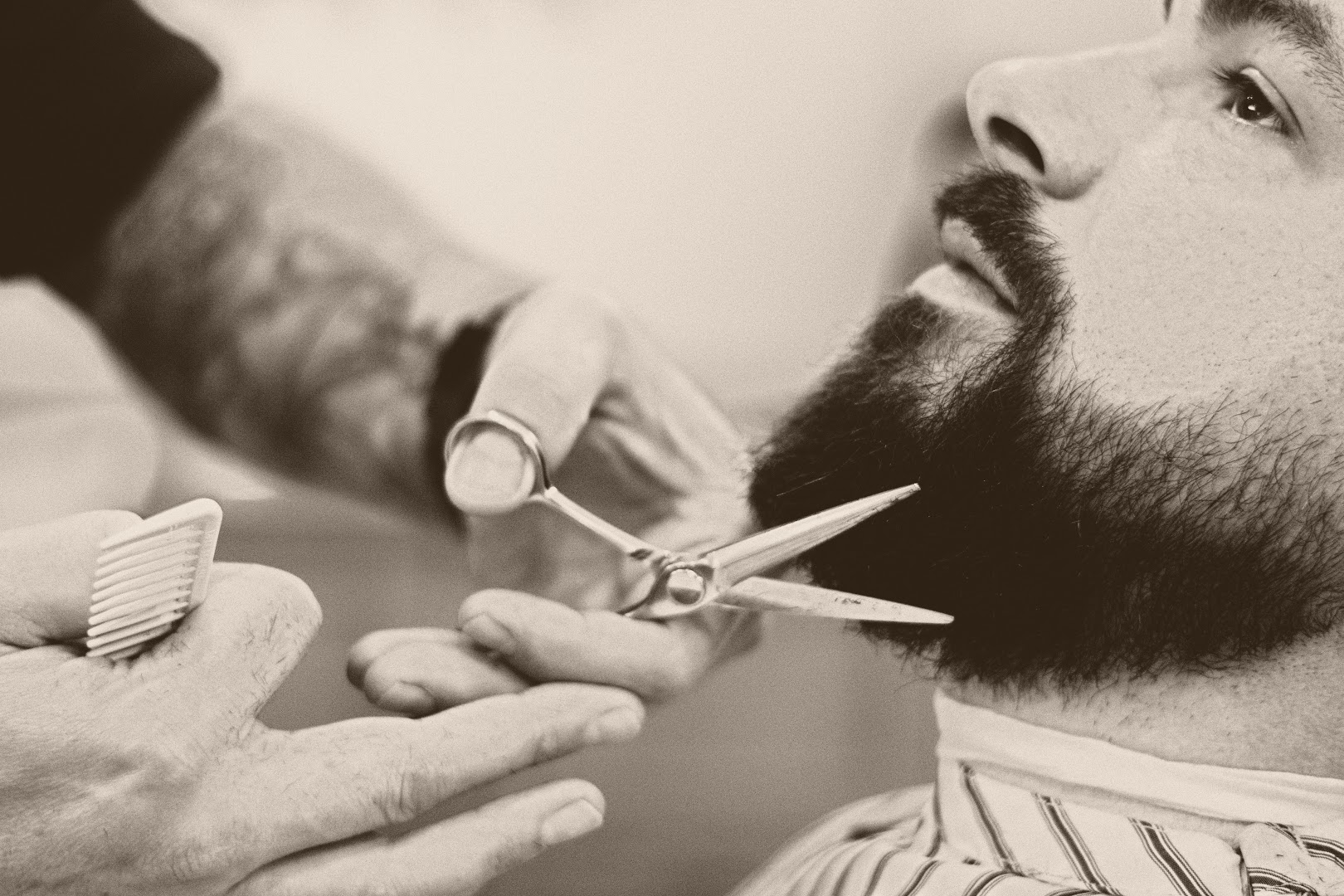 Baard bijknippen met de schaar, zwart-wit