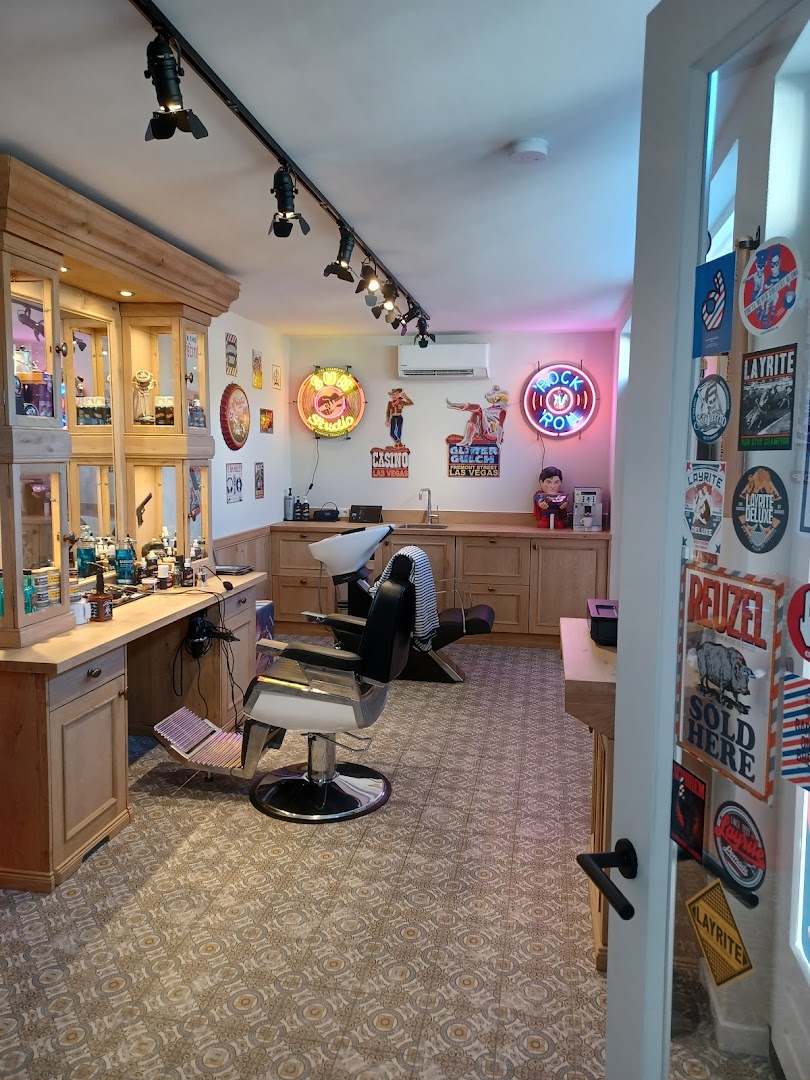 Vintage barbershop-interieur met neon en houten kasten