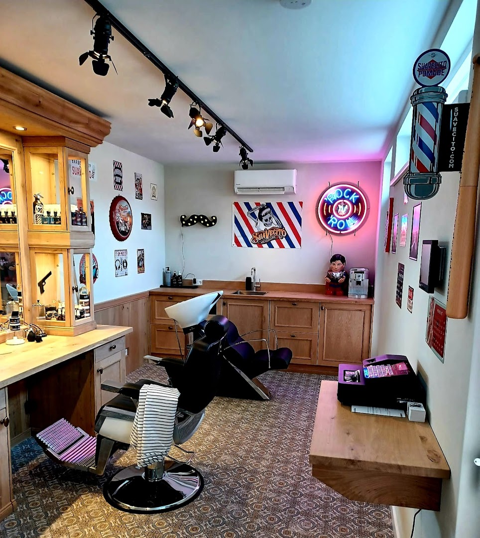 Het interieur van Dennis de Kapper met neon en vintage borden