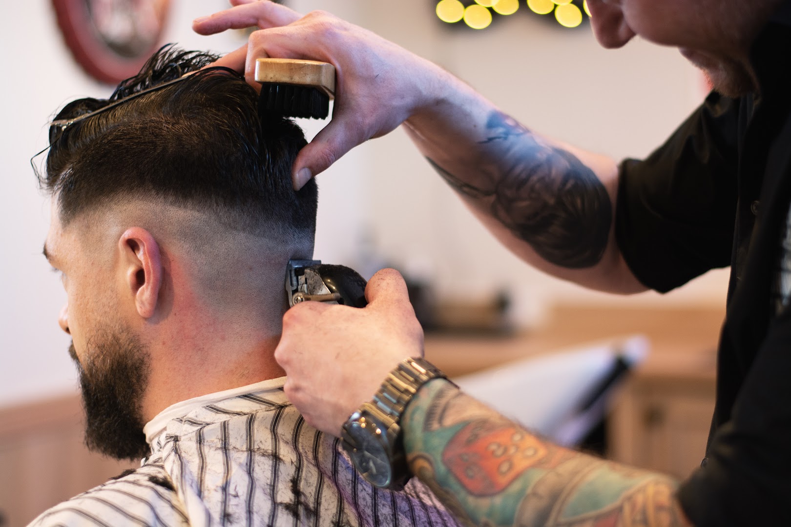 Dennis knipt een nette fade in zijn barbershop